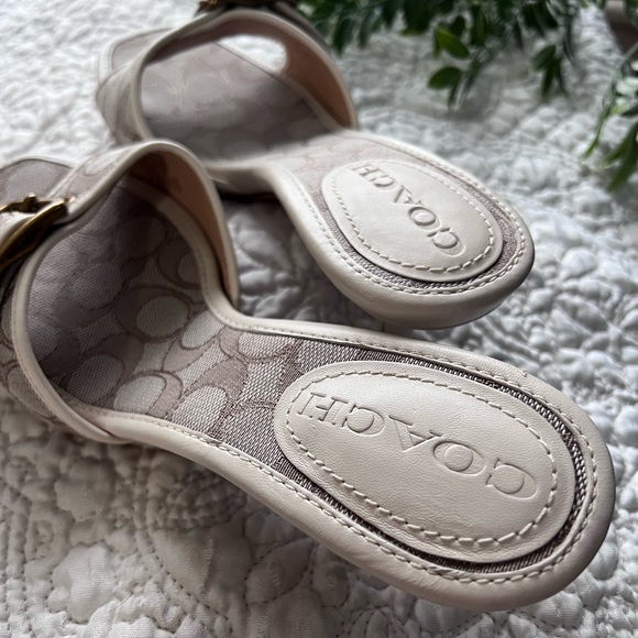 Coach: egg shell & canvas slip on kitten heels, very good condition size 8 - Picture 3 of 12